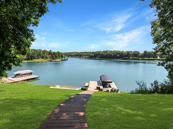 2nd image of 124 Lakeside Pl