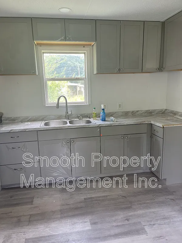 3 bed, 1.0 bath, 1000 sqft, $1,100 — Photo 4