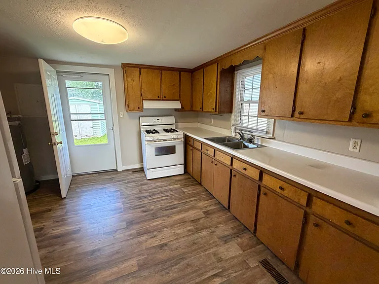 806 Grimes Rd — Photo 4