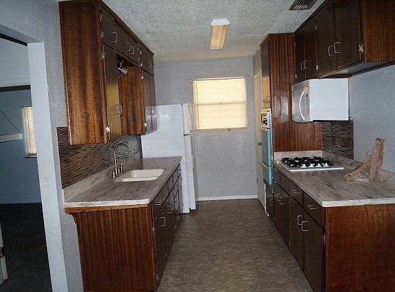 4th image of 2911 Park Blvd