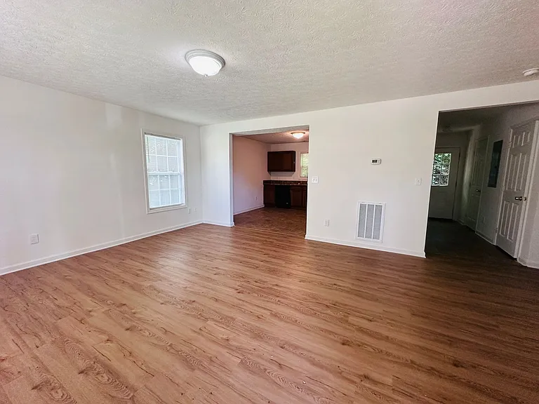 15 Station Ln NE — Photo 3