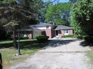 21493 Greenview Rd, Southfield, MI 48075