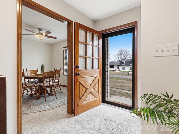 3rd image of 107 Friendfield Dr