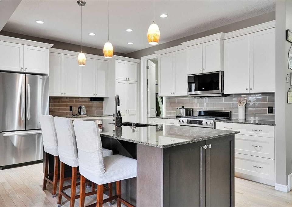 1st image of 109 W Cranleigh Pl SE