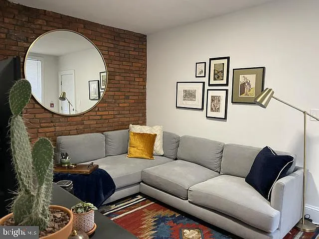 2 bed, 2.0 bath, 3960 sqft, $2,400 — Photo 4