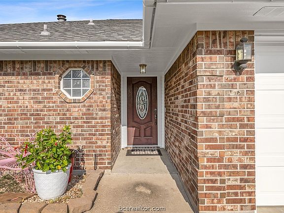 3rd image of 1219 Danville Ln