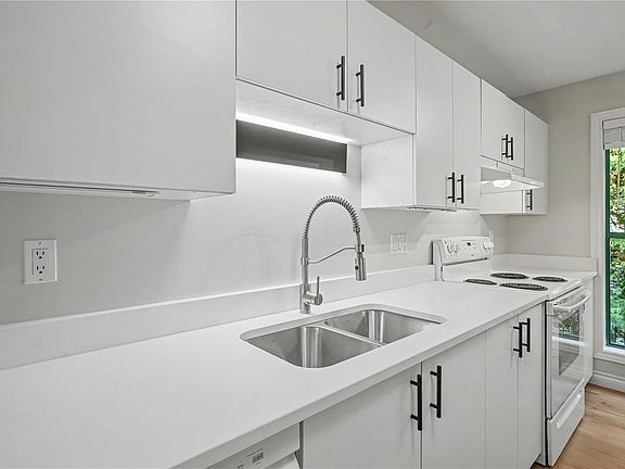 4th image of 1190 View St #303