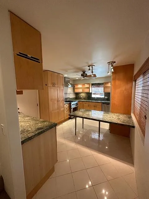 2 bed, 920 sqft, $4,950 — Photo 2