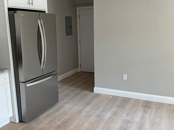 2nd image of 10 Mechanic St