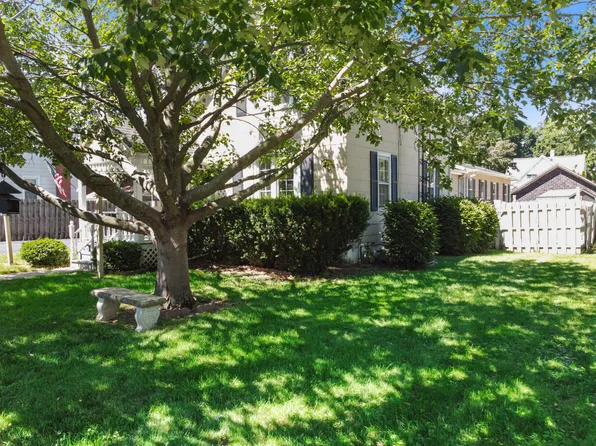 604 1st St, Harvard, IL 60033