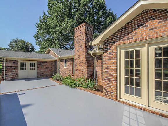 3rd image of 2106 Chesterfield Dr
