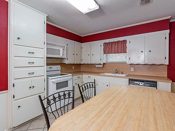 3rd image of 1204 Columbia Dr