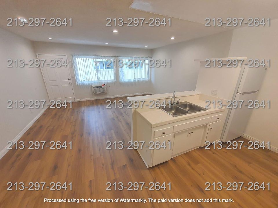 1st image of 13961 Oxnard St #16