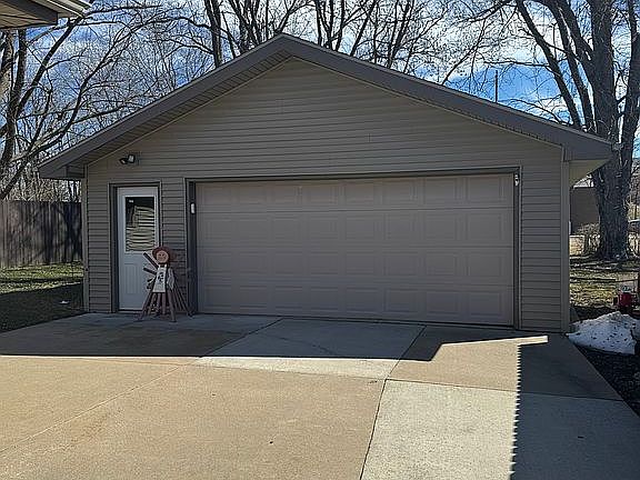 3rd image of 602 Pfeiffer Ave