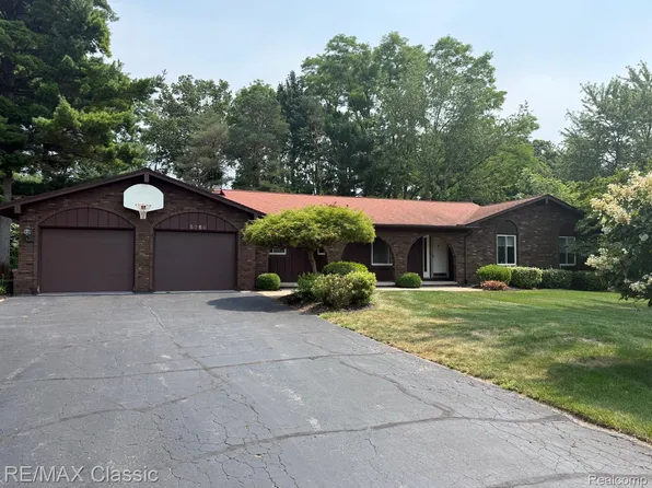 5050 Winewood Ln, Commerce Township, MI 48382