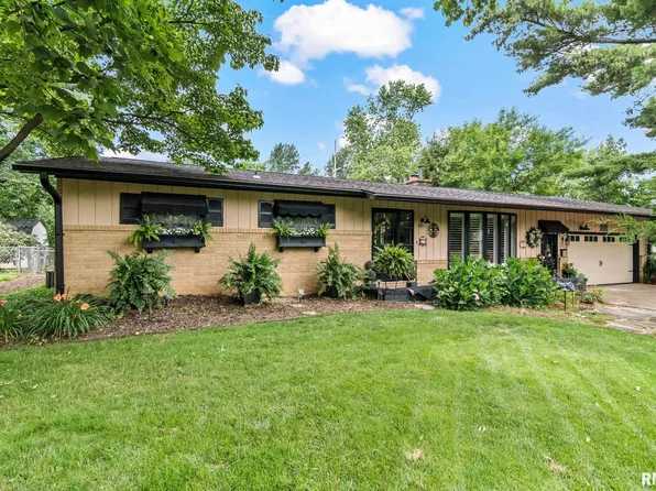 39 Crestview Dr, Chatham, IL 62629