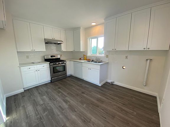 3rd image of 914 S Vecino Dr