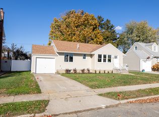 24 Woodbine Dr S, Hicksville, NY 11801