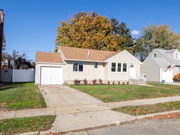 24 Woodbine Dr S