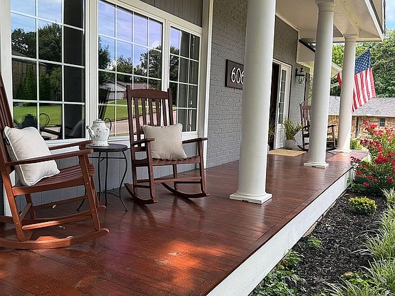 2nd image of 606 Oakridge Dr