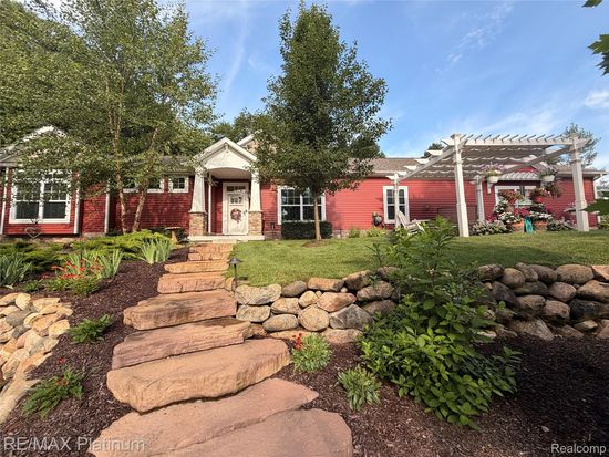 2676 Crooked Lake Rd, Howell, MI 48843