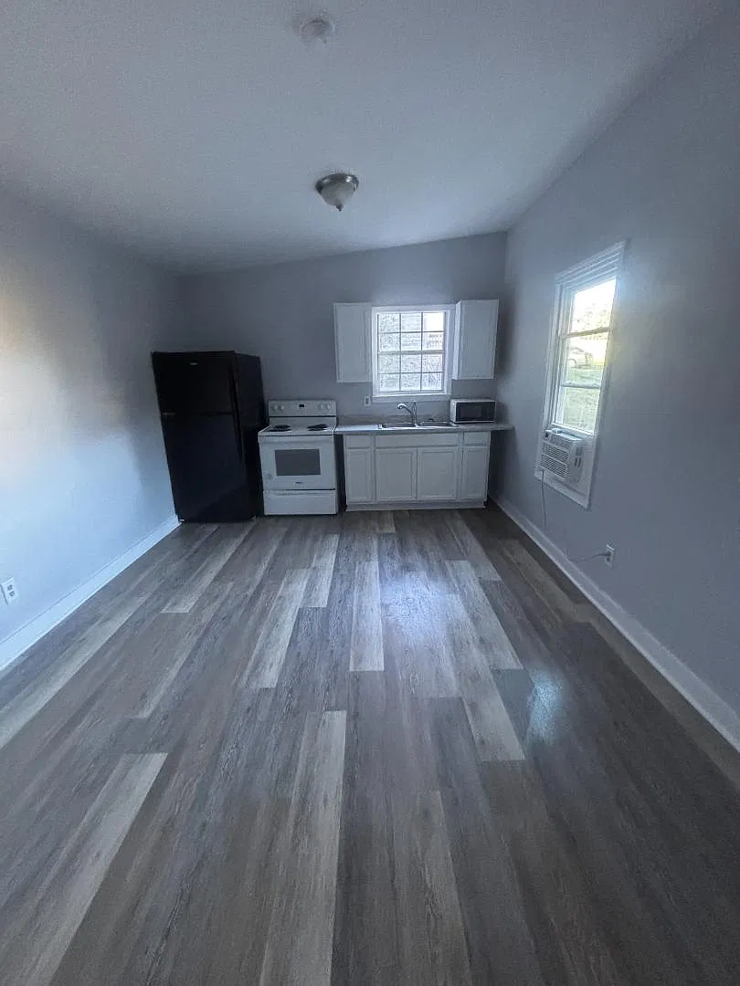 614 E McMurry — Photo 2