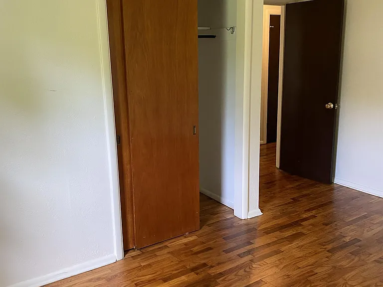 706 S Taylor Dr — Photo 6