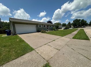 3520 Sunny Hill Dr, Bettendorf, IA 52722