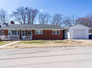 395 Mountain Ln, Dubuque, IA 52003