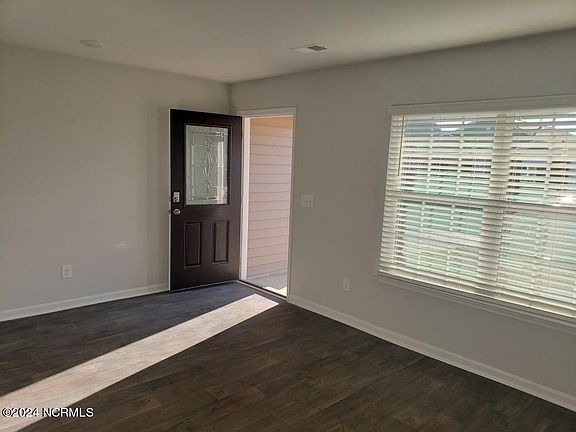 3rd image of 512 Dakota Ave