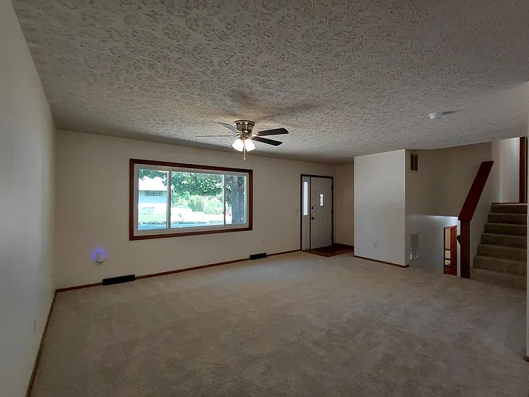109 Vaughan Ct — Photo 3