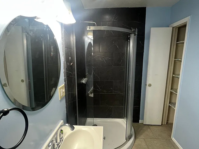 Master room bathroom