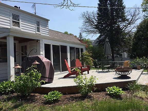 Deck with 2 sliding doors