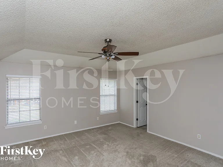 408 Flagstone Dr — Photo 8