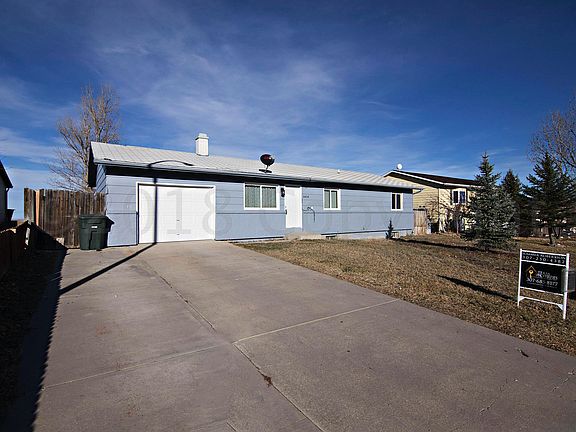 2nd image of 3414 Crestline Cir