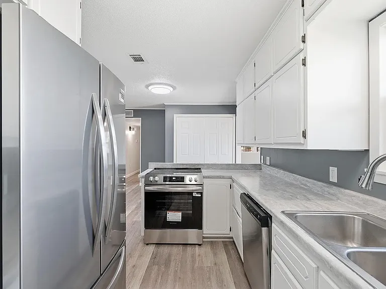 1410 Magee Dr — Photo 3