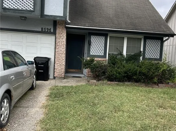 8596 Perry Ln, Overland Park, KS 66212
