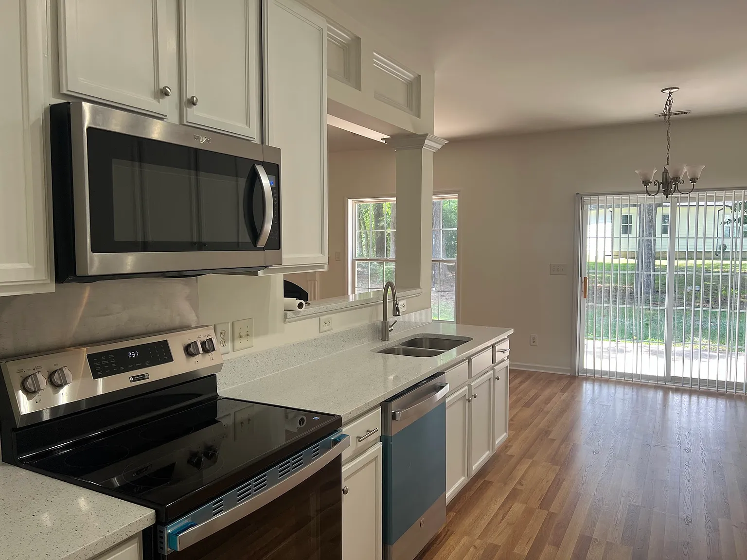 3 bed, 2.5 bath, 1918 sqft, $2,050 — Photo 3