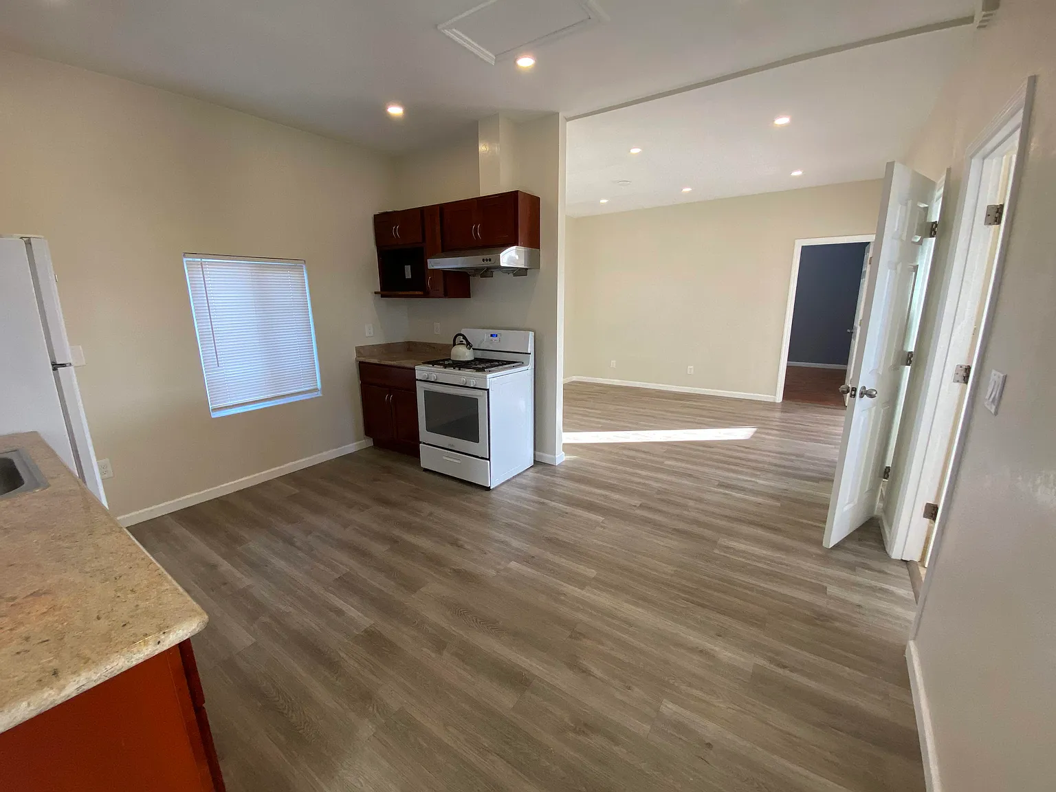 3 bed, 2.5 bath, 900 sqft, $3,000 — Photo 2