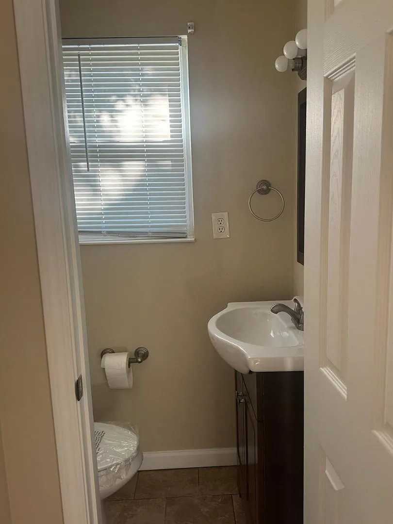 2 bed, 1.0 bath, 1250 sqft, $1,300 — Photo 3