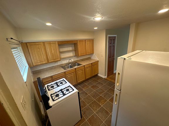 4th image of 905 26th St APT 3