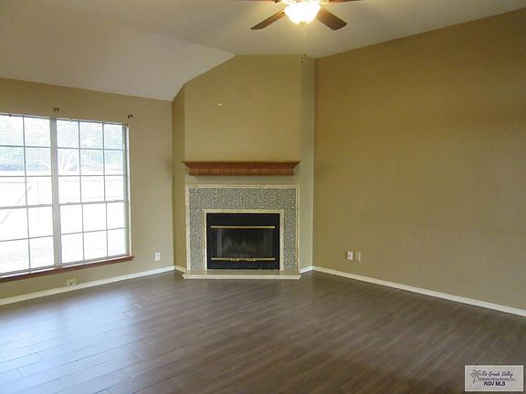 3rd image of 813 Robin Ln