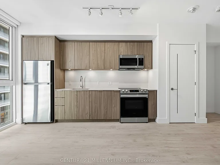 357 King St W #905 — Photo 4