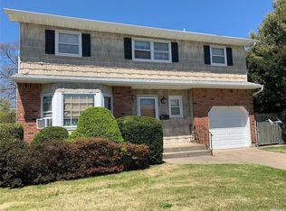 21 Brooktree Cir, Lindenhurst, NY 11757