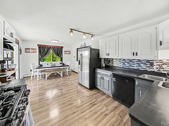3rd image of 119 Diversy Dr