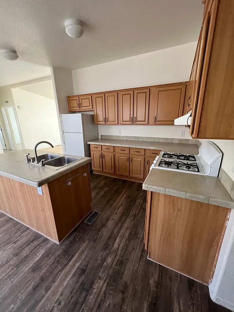 3 bed, 2.0 bath, 1344 sqft, $1,599 — Photo 4