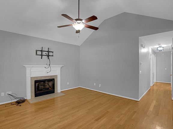 4th image of 1029 Deerwood St