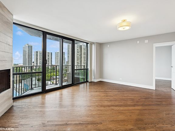 3rd image of 1309 N Wells St APT 1303