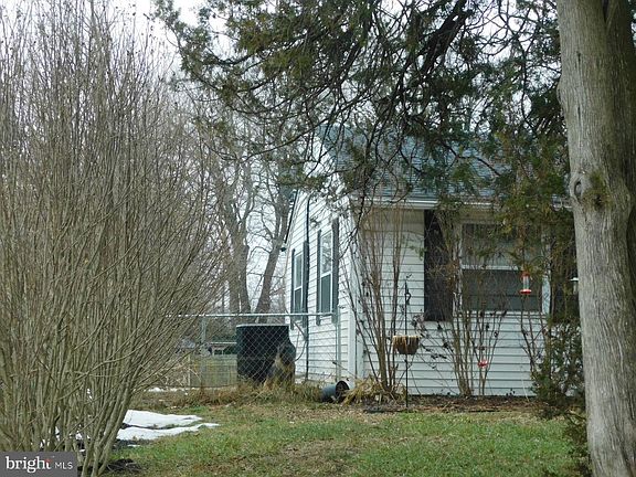 3rd image of 11 Castle Hill Dr