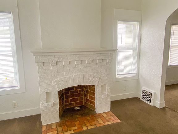 Living room w/ Non-working fireplace